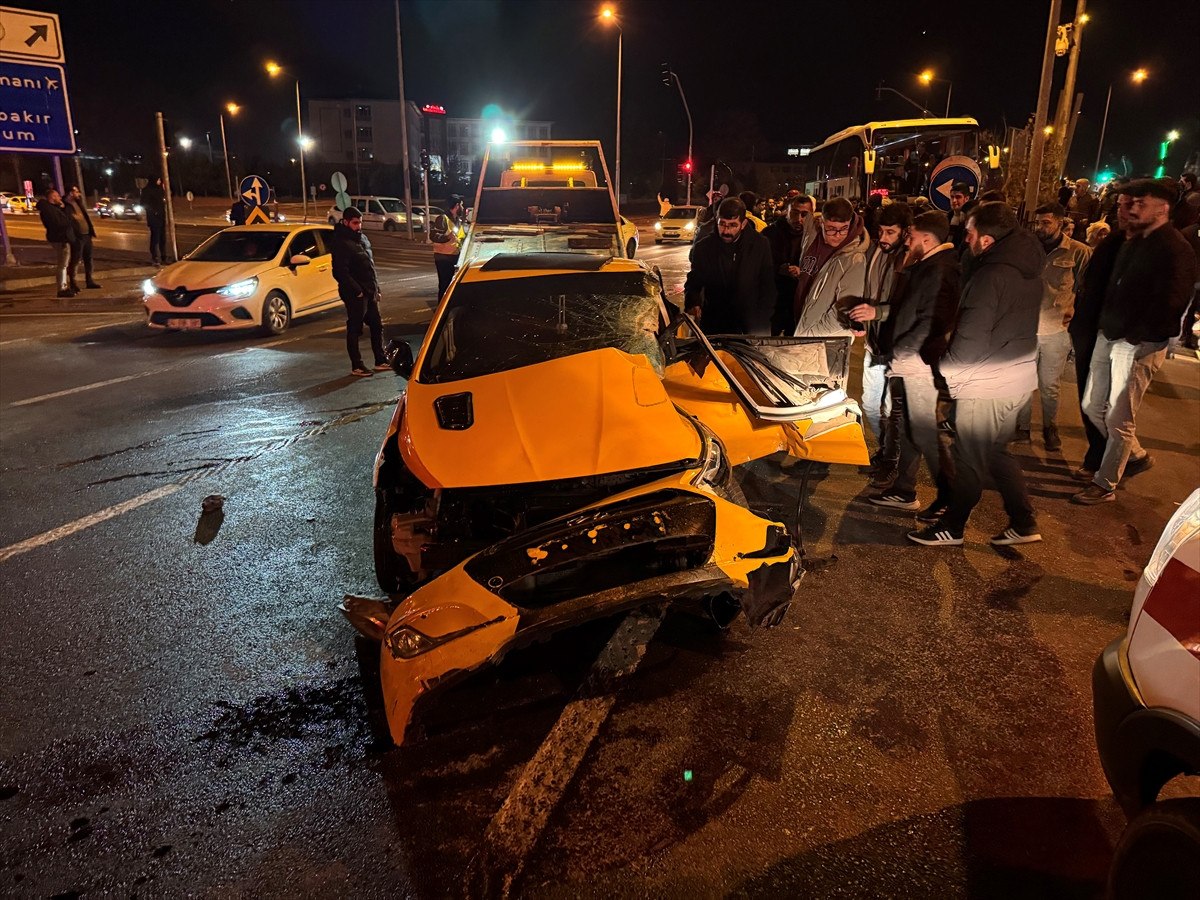 Bingöl'de yolcu otobüsü ile taksi çarpıştı 1 bingolde yolcu otobusu ile taksi carpisti 0 6EIFMUAW