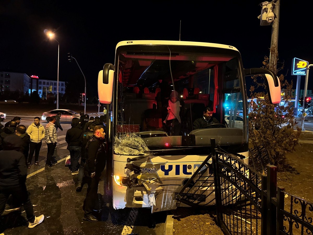 Bingöl'de yolcu otobüsü ile taksi çarpıştı 2 bingolde yolcu otobusu ile taksi carpisti 1 H1XiyJJ6