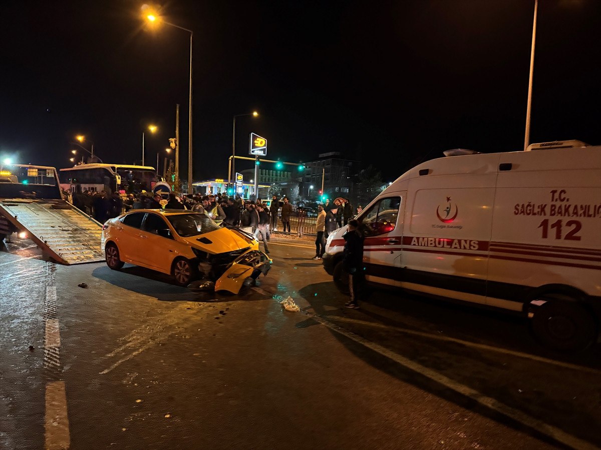 Bingöl'de yolcu otobüsü ile taksi çarpıştı 3 bingolde yolcu otobusu ile taksi carpisti 2 iPKlb2Rb