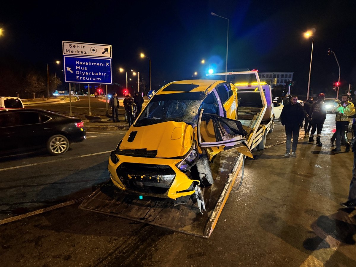 bingolde yolcu otobusu ile taksi carpisti 3