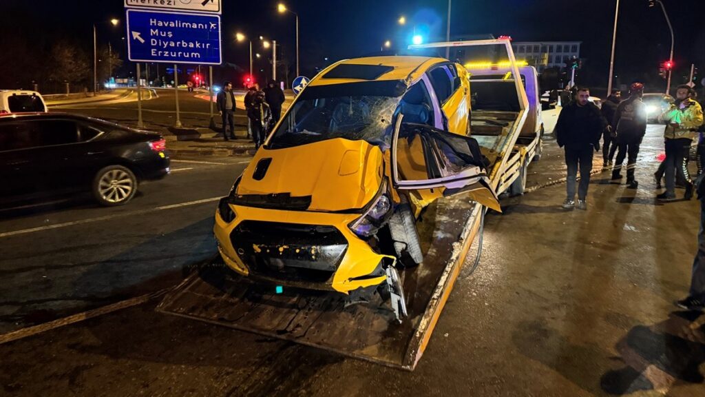 bingolde yolcu otobusu ile taksi carpisti fG6QSiEA