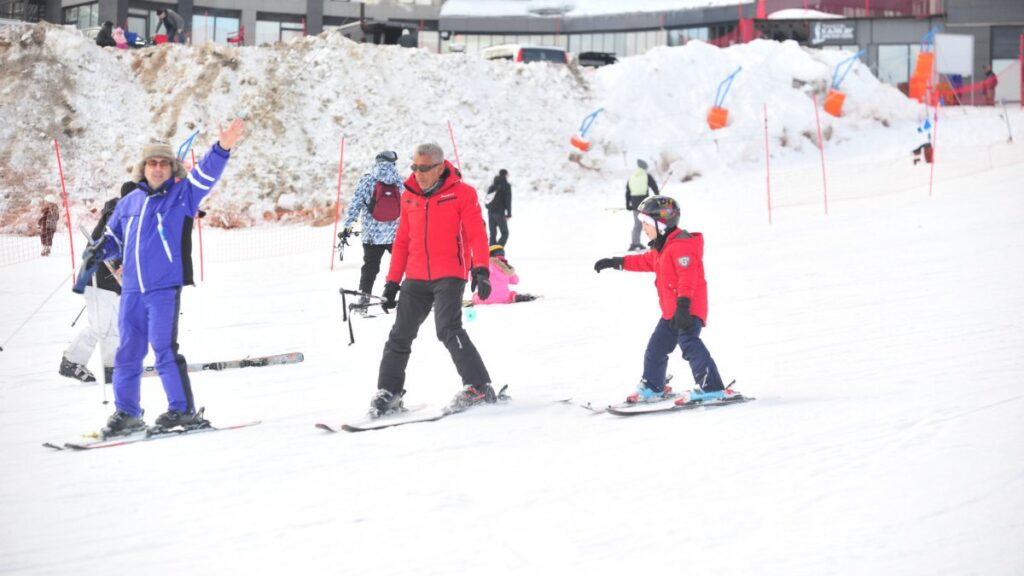 bursa uludagda tatilciler somestirin son gununde pistlerde Yslfh1aE