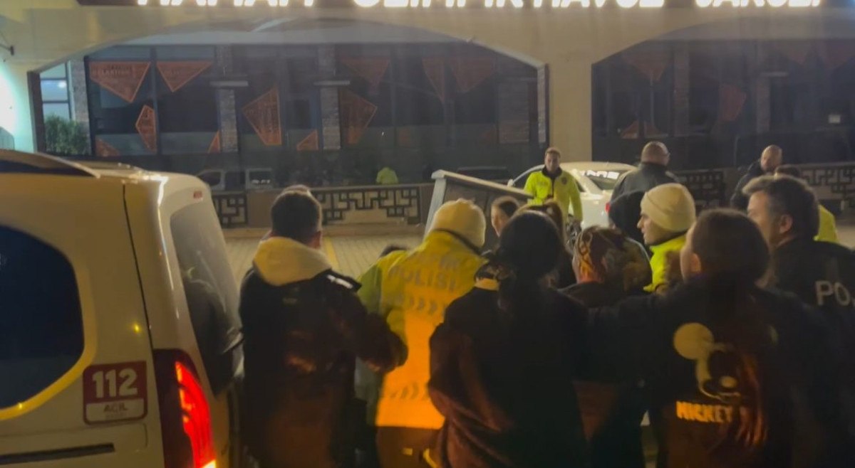 bursada alkollu yakalanan surucu aracinin on camini yumrukla parcaladi 2 DqiBZQDm