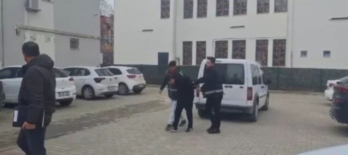 bursada altinlari calan sahte yuzbasi polisler tarafindan enselendi 0 XQzVZLUZ