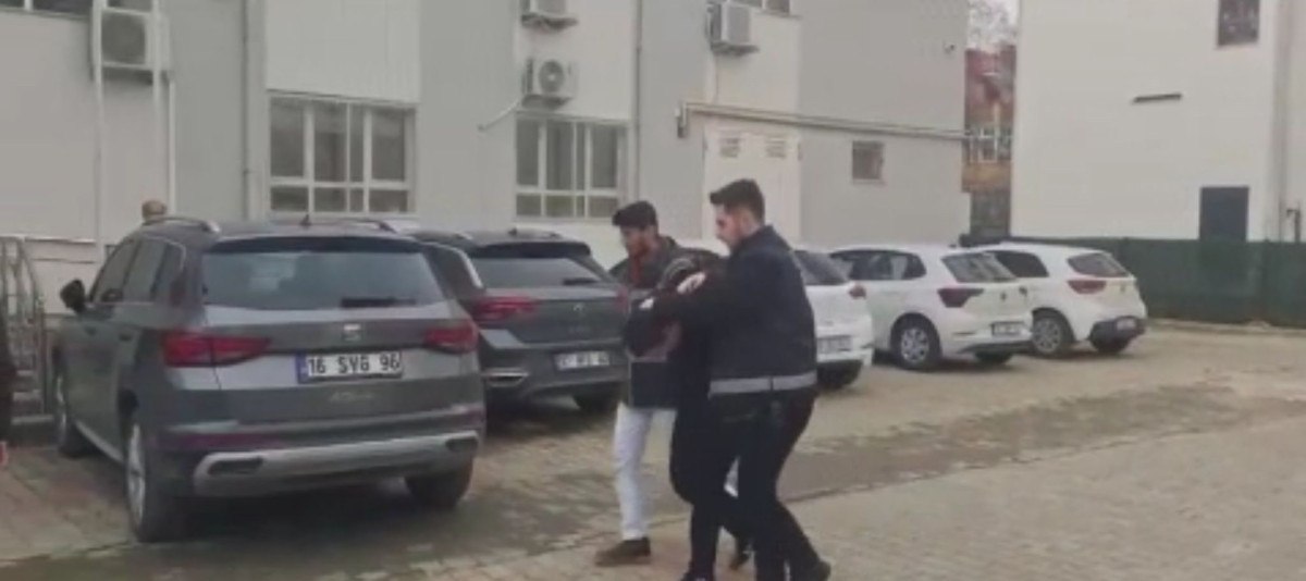 bursada altinlari calan sahte yuzbasi polisler tarafindan enselendi 1 uXQAwZkW