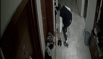 bursada daire onunden caldiklari ayakkabilari birakip kactilar 2vabhEhk