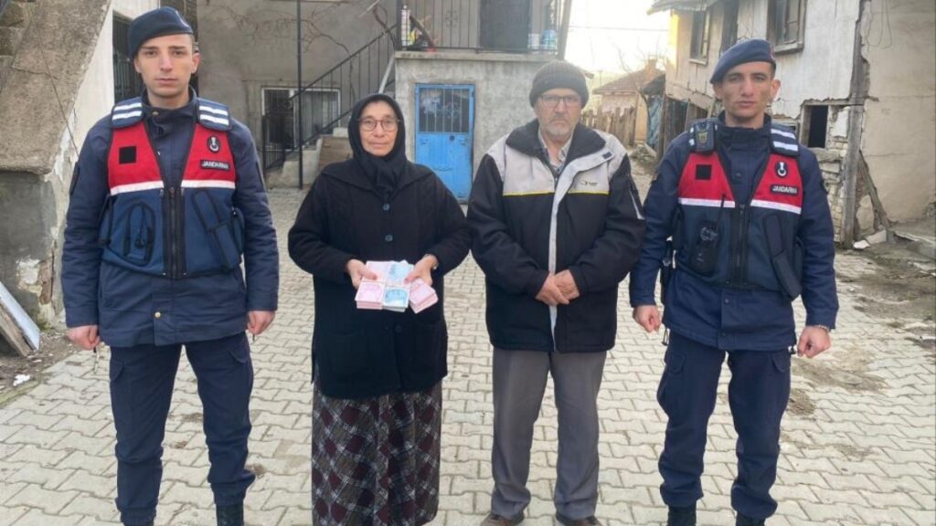 bursada dolandiricilara 181 bin tl kaptirdi jandarma kurtardi MsdO2CRP