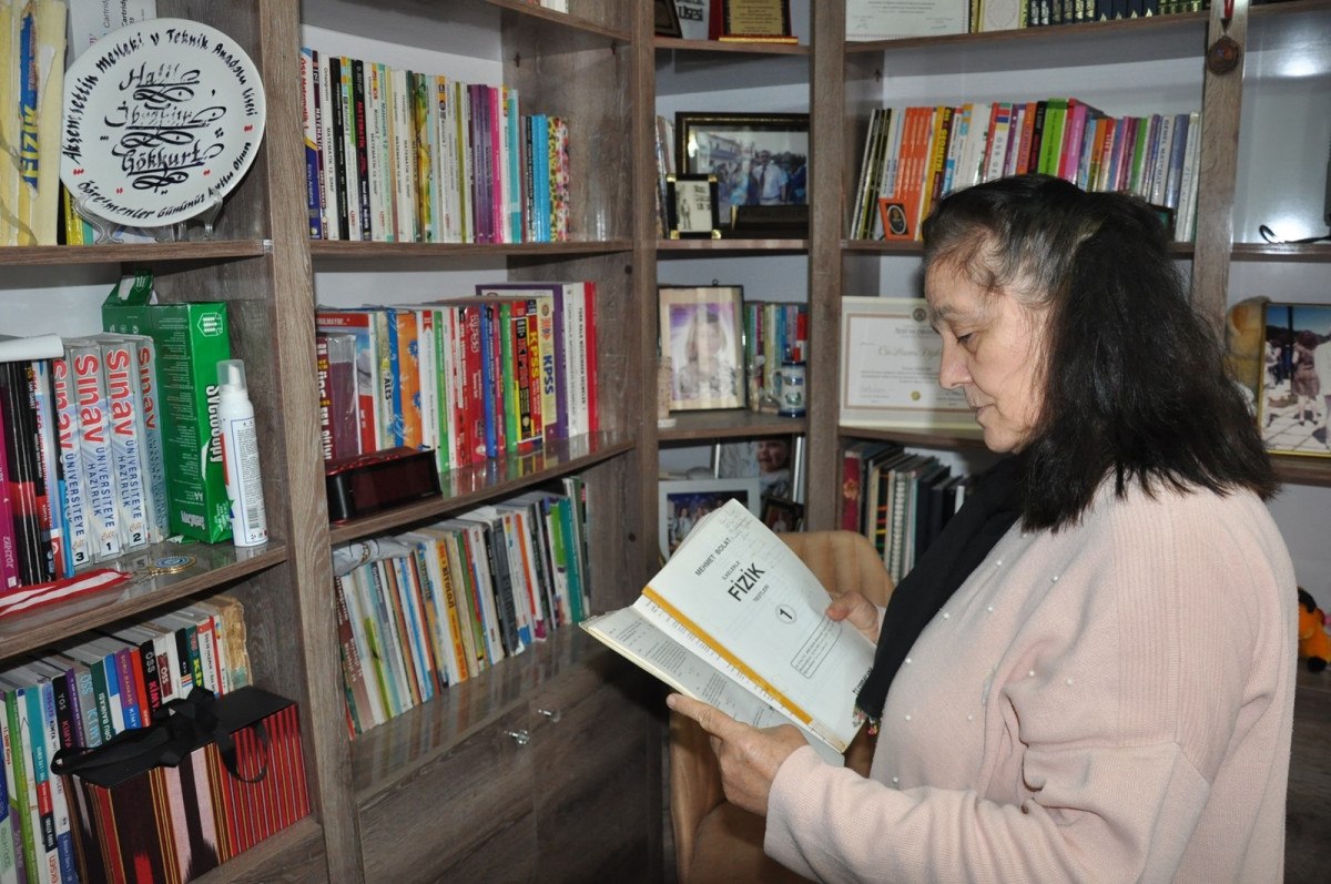 bursada emekli ogretmen 10 yilda 3 universite bitirdi 1 ArF4DELt