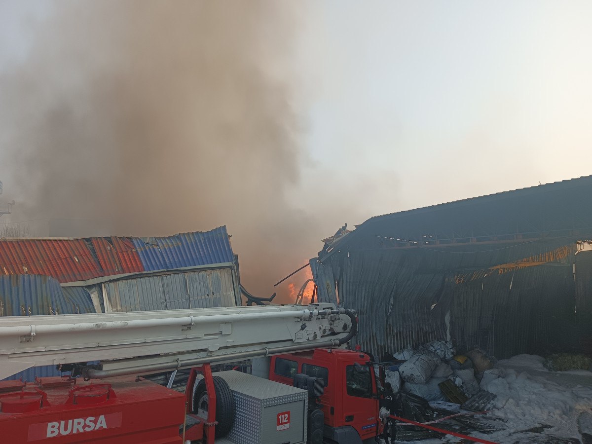 bursada geri donusum fabrikasinda yangin 4 kQmn8EOb