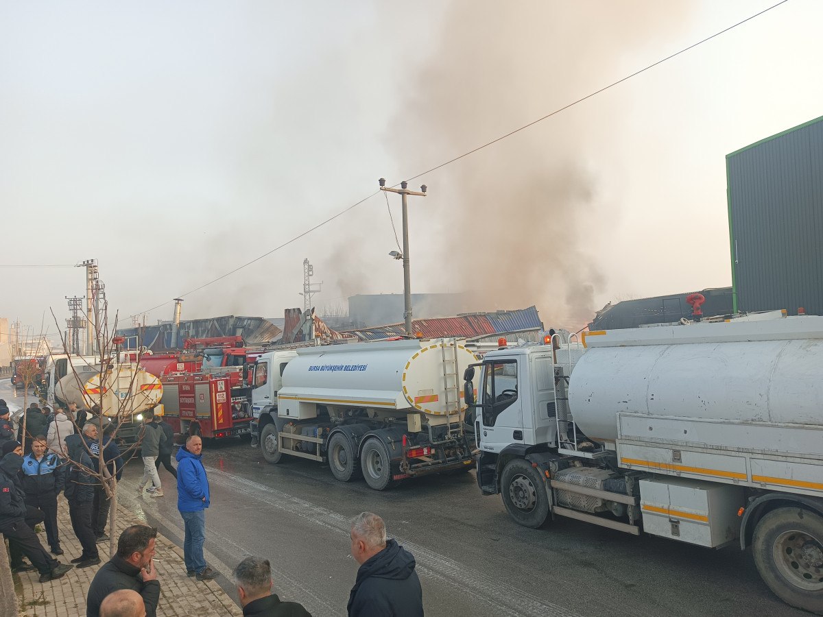 bursada geri donusum fabrikasinda yangin 5 bLtPkzNi