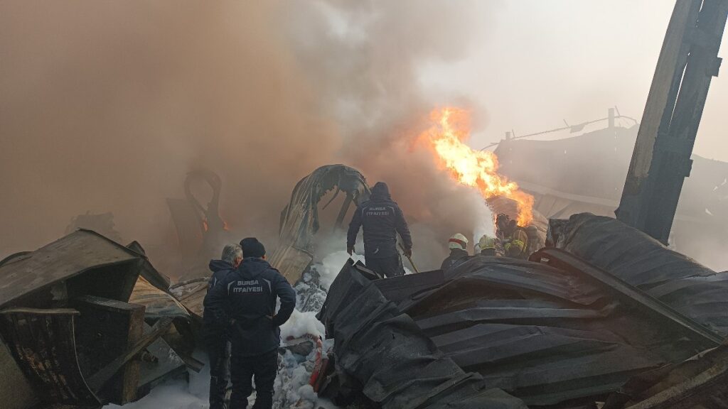 bursada geri donusum fabrikasinda yangin Vw1iMUj6