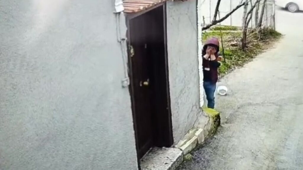 bursada kameralari gorunce yuzunu saklayan kapkacciyi polis yakaladi VFdMLUrb