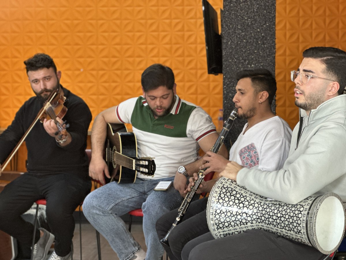 Bursa'da keman, gitar, klarnet ve darbuka eşliğinde tıraş 1 bursada keman gitar klarnet ve darbuka esliginde tiras 0 BmYM6yGL