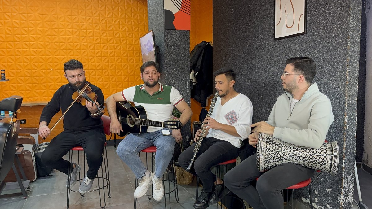 Bursa'da keman, gitar, klarnet ve darbuka eşliğinde tıraş 2 bursada keman gitar klarnet ve darbuka esliginde tiras 1 D526mYa8