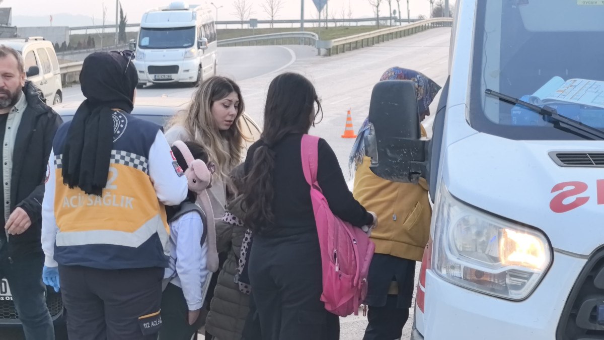 Bursa'da öğrenci servisi kaza yaptı: 10 yaralı 2 bursada ogrenci servisi kaza yapti 10 yarali 1 jqvhZ2Sh