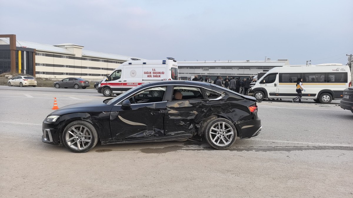 Bursa'da öğrenci servisi kaza yaptı: 10 yaralı 6 bursada ogrenci servisi kaza yapti 10 yarali 5 kSSrj71W