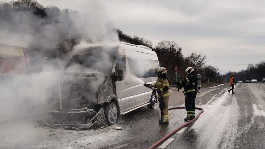 bursada servis halindeki minibus yandi bzFA3wVy