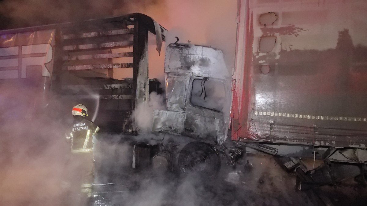 Bursa’da tırın alev aldığı kazada 1 can kaybı 2 bursada tirin alev aldigi kazada 1 can kaybi 1 JZs97Dl5
