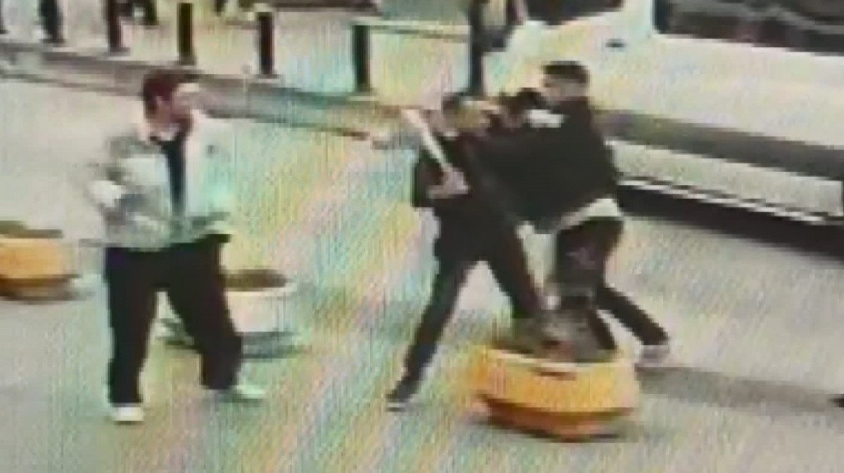 buyukcekmecede minibus soforlerinin beyzbol sopali kavgasi 1 olu 1 5qqgVI4Y