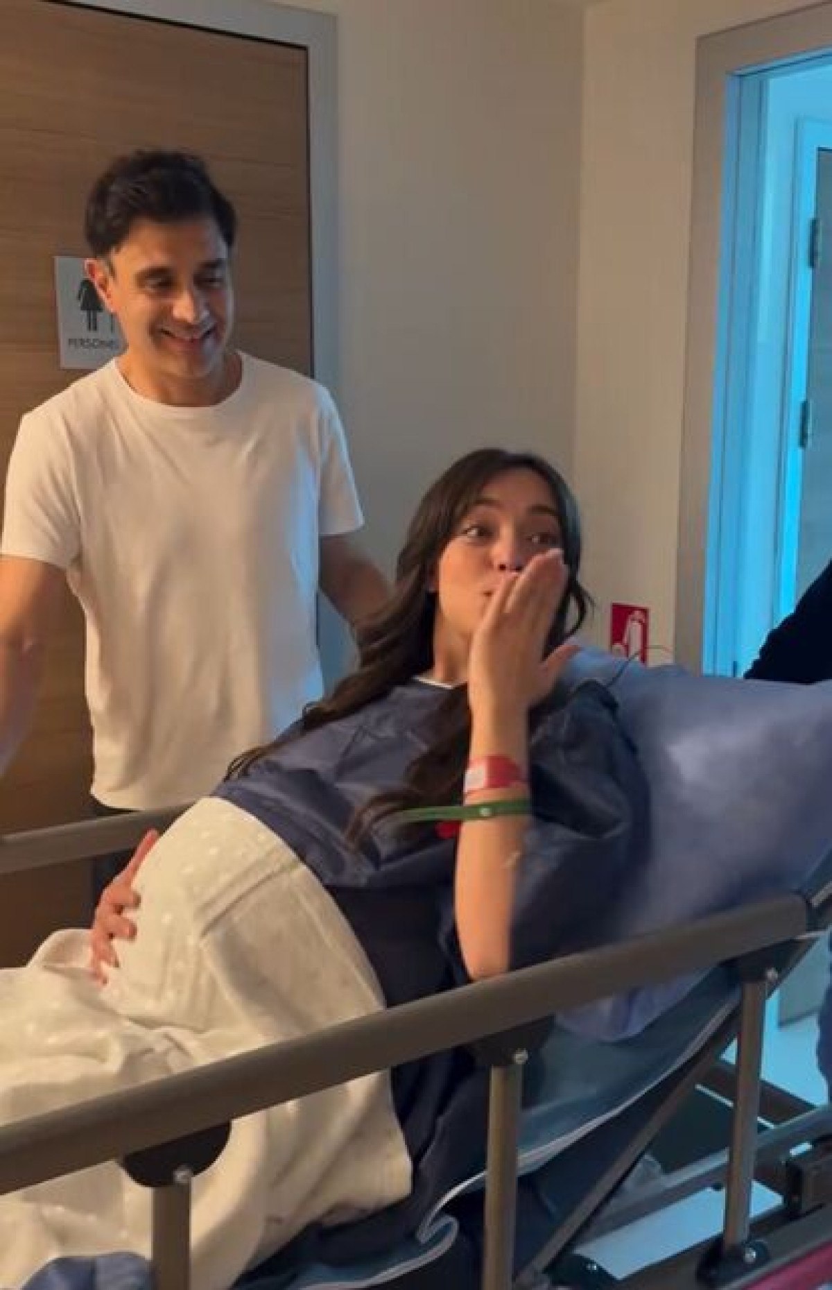 cansel elcin ile zeynep tugce bayat ogullari atlasi kucaklarina aldi 0 hXnBhm7i