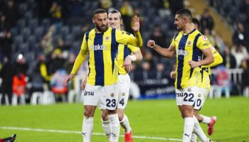 cenk tosun fenerbahce formasiyla 2 golune imza atti Y5ahtEpx
