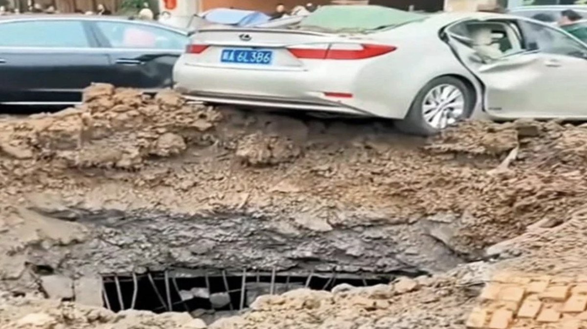 cinde torpil patlatti arabalar havada ucustu yaramazlik 28 milyon lira mal oldu 0 3snHqpKD