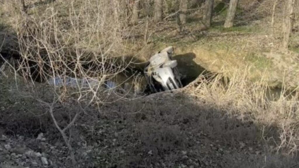 corumda dereye ucan otomobilin surucusu yaralandi vKAScBkT