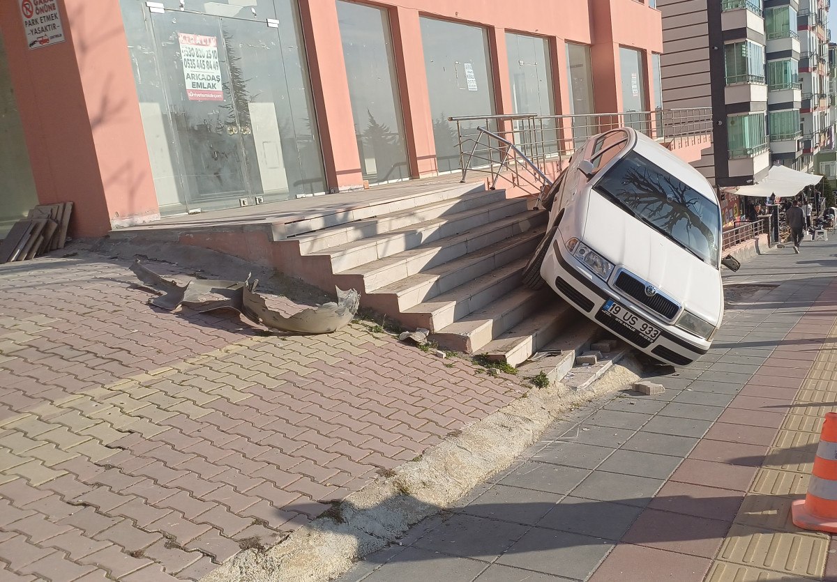 corumda el freni indirilen otomobil merdivenlerde asili kaldi 0 Cj2MWCQF