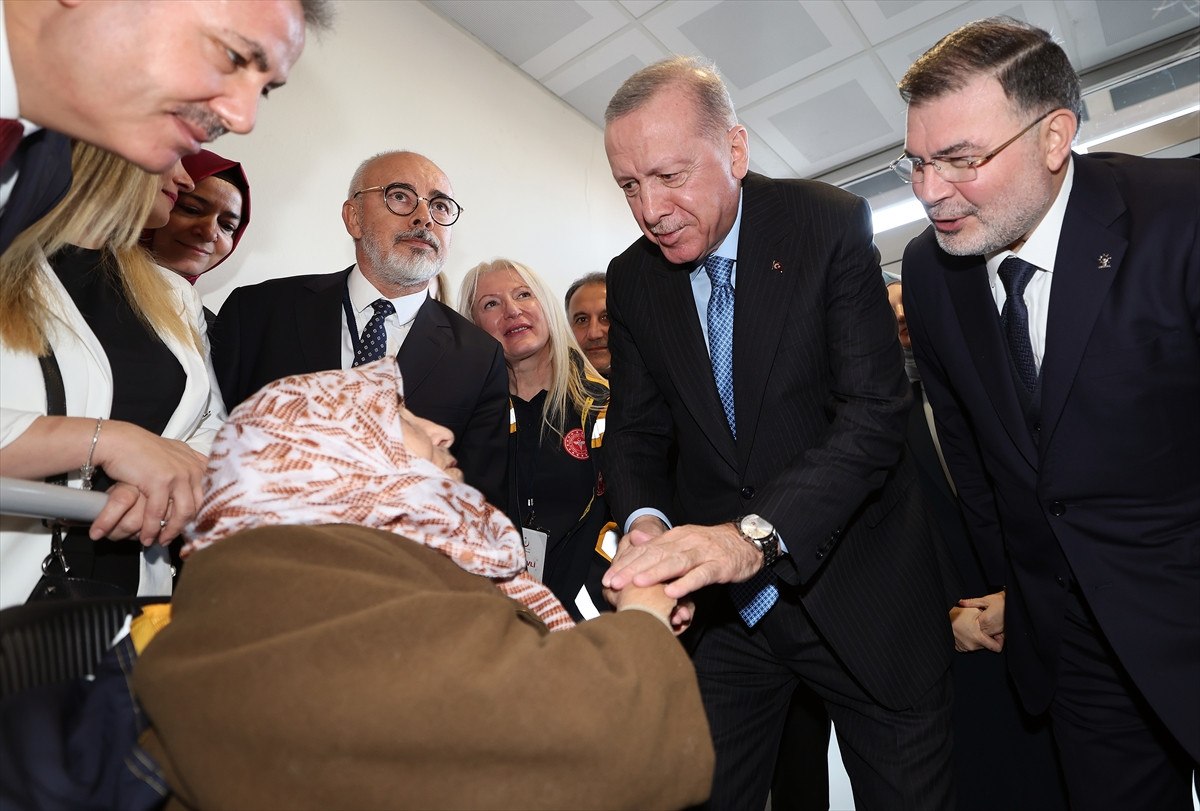 Cumhurbaşkanı Erdoğan, 102 yaşındaki Gülsüm Sakallı ile bir araya geldi 1 cumhurbaskani erdogan 102 yasindaki gulsum sakalli ile bir araya geldi 0 SD8M7zgG