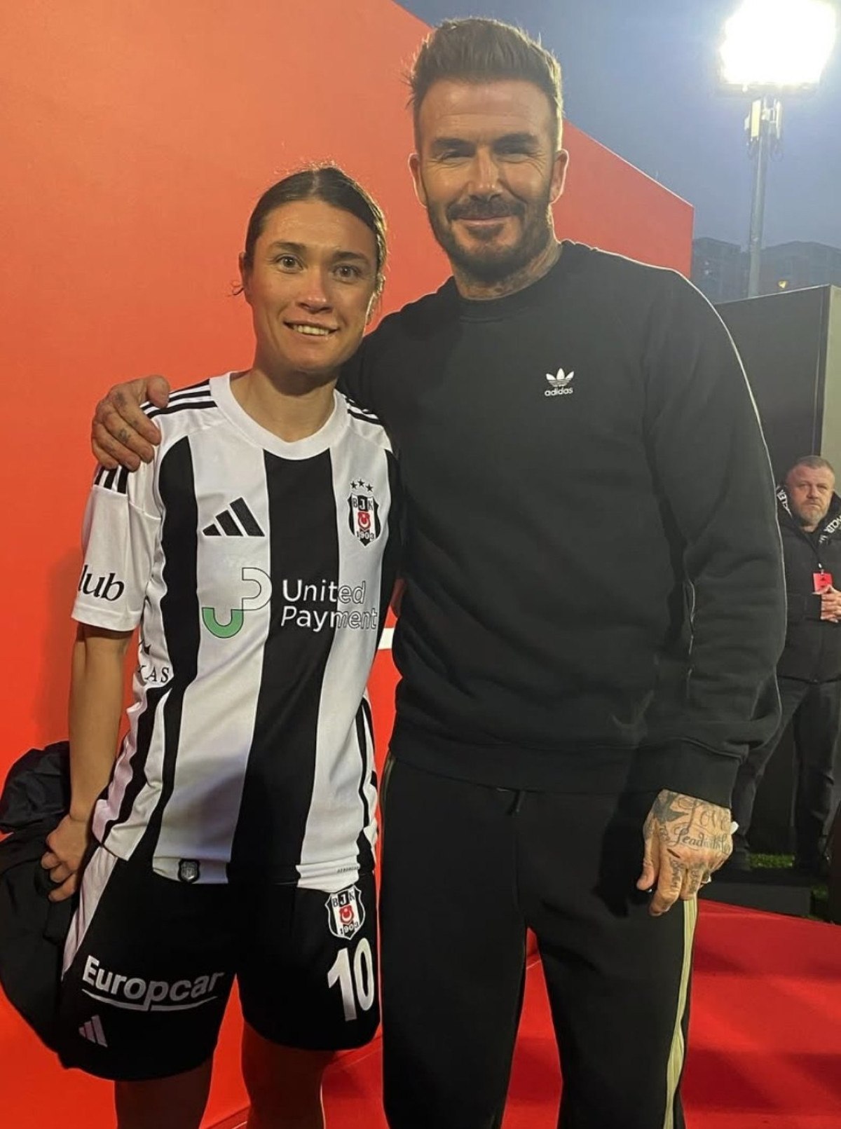 david beckham besiktasli kadin futbolcularla bir araya geldi 2 7U7WItte