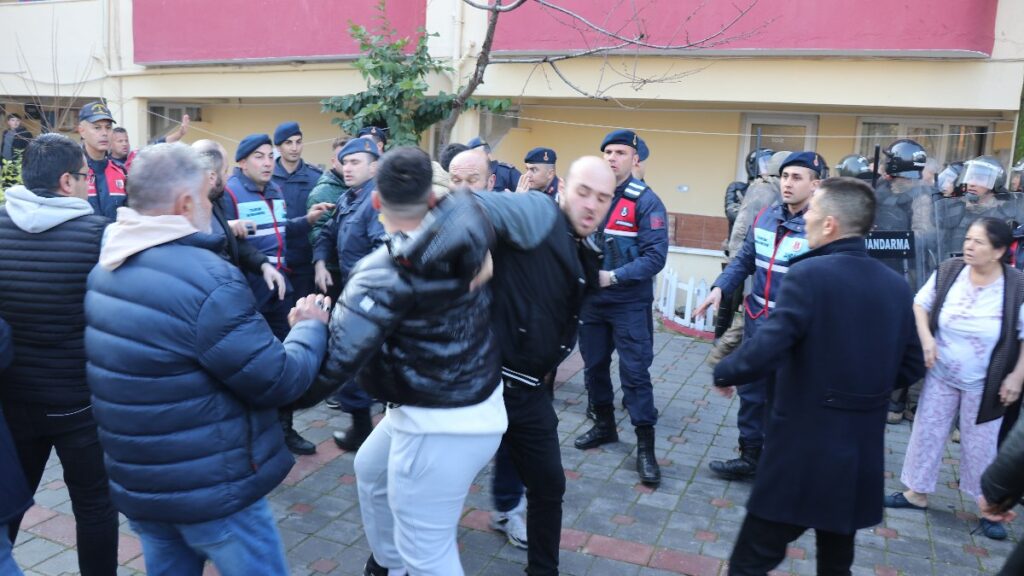 denizlide muhurlemeye karsi cikan is yeri sahiplerine biber gazli mudahale QVAP5sGv