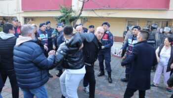 denizlide muhurlemeye karsi cikan is yeri sahiplerine biber gazli mudahale QVAP5sGv