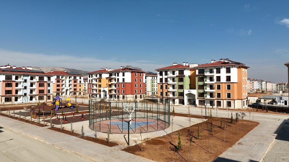 deprem bolgelerinde yil sonunda 452 bin yeni konut teslim edilecek 8 klEGJ9EV