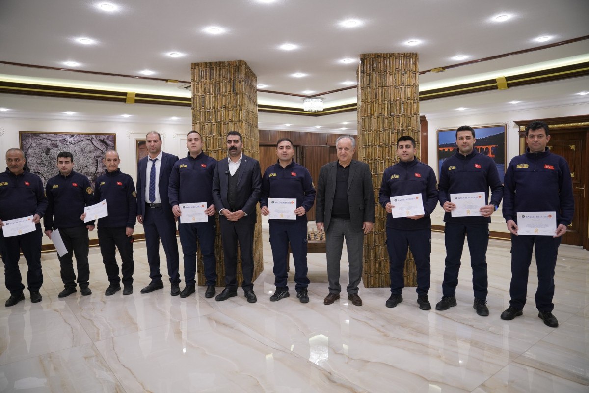 diyarbakirda cesur itfaiyeci ve arkadaslarina basari belgesi 2 IJufdwZ2