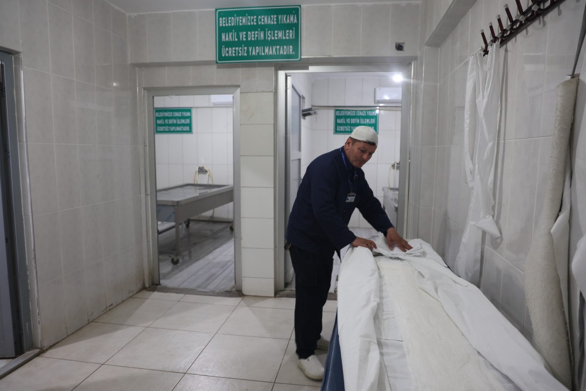 diyarbakirda depremde calisan gassal anlatti cenazelerin icinden tugla cikartiyordum 1 TGvV3awG