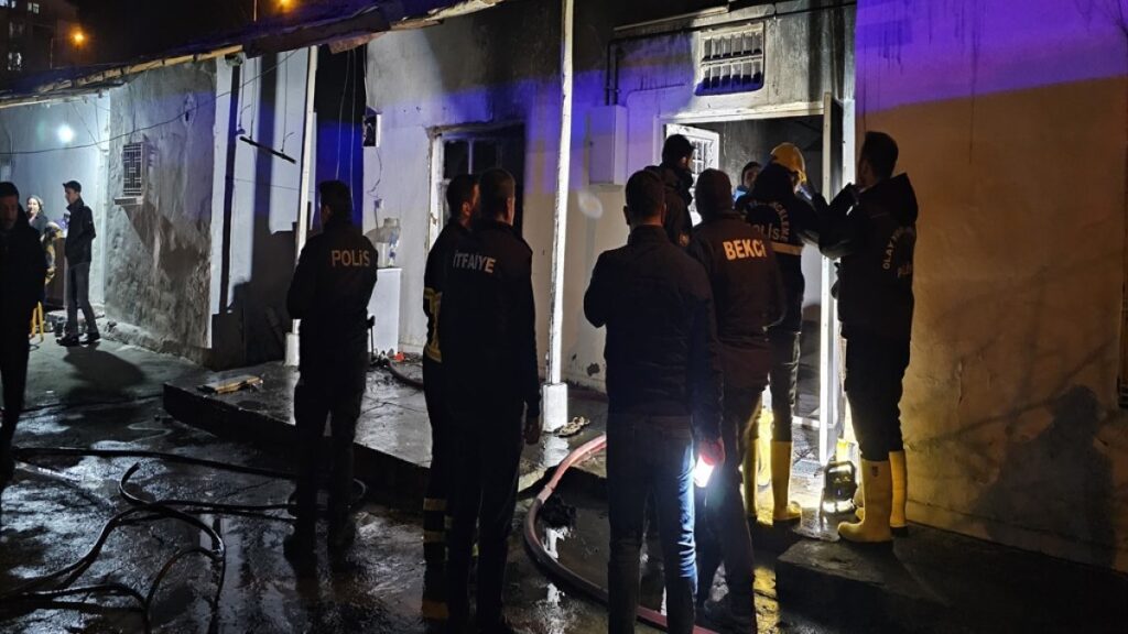 diyarbakirda felcli hasta cikan yanginda oldu sigara izmariti sonu oldu mxsekQGk