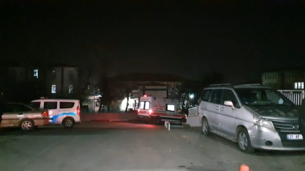 diyarbakirda iki aile arasinda tas ve sopali kavgada 4 kisi yaralandi GpVvDrvC