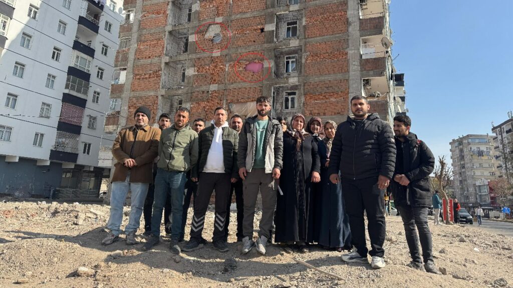 diyarbakirda yikim sirasinda zarar goren binadan tasinamiyorlar 2yTpSqbq