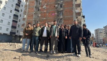 diyarbakirda yikim sirasinda zarar goren binadan tasinamiyorlar 2yTpSqbq