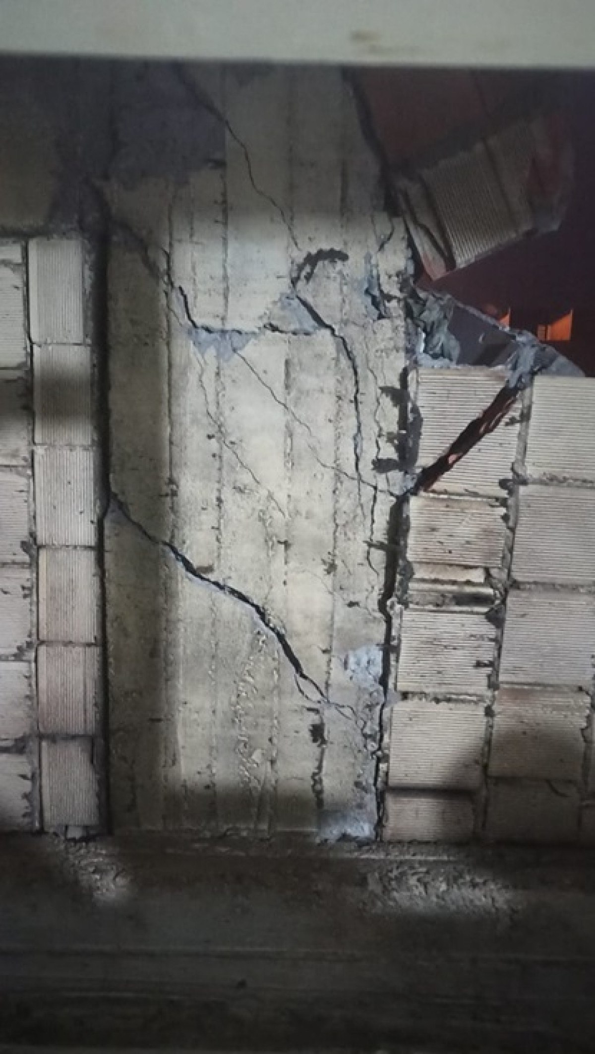 diyarbakirda yikim sirasinda zarar goren binadan tasinamiyorlar 3 nzsBbFPL