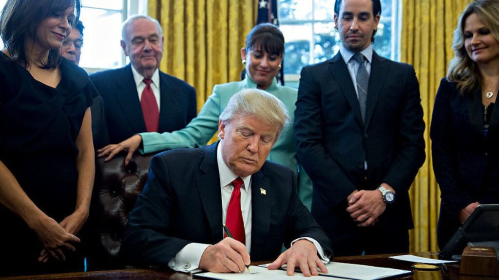 donald trump hukumeti istifa eden federal calisanlara 7 aylik maas tutarinda tazminat teklif etti Wxcm43ki