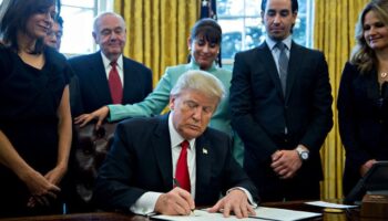 donald trump hukumeti istifa eden federal calisanlara 7 aylik maas tutarinda tazminat teklif etti Wxcm43ki