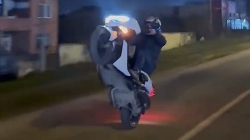 duzcede motosikletli magandanin ehliyetine el konuldu pFaQM9vT