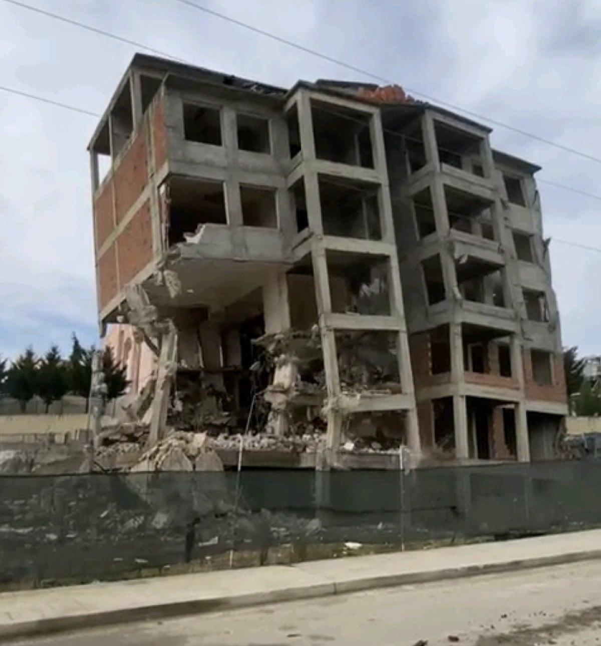 edirnede depreme dayaniksiz bina saniyeler icinde yerle bir oldu 1 j22dSVmh