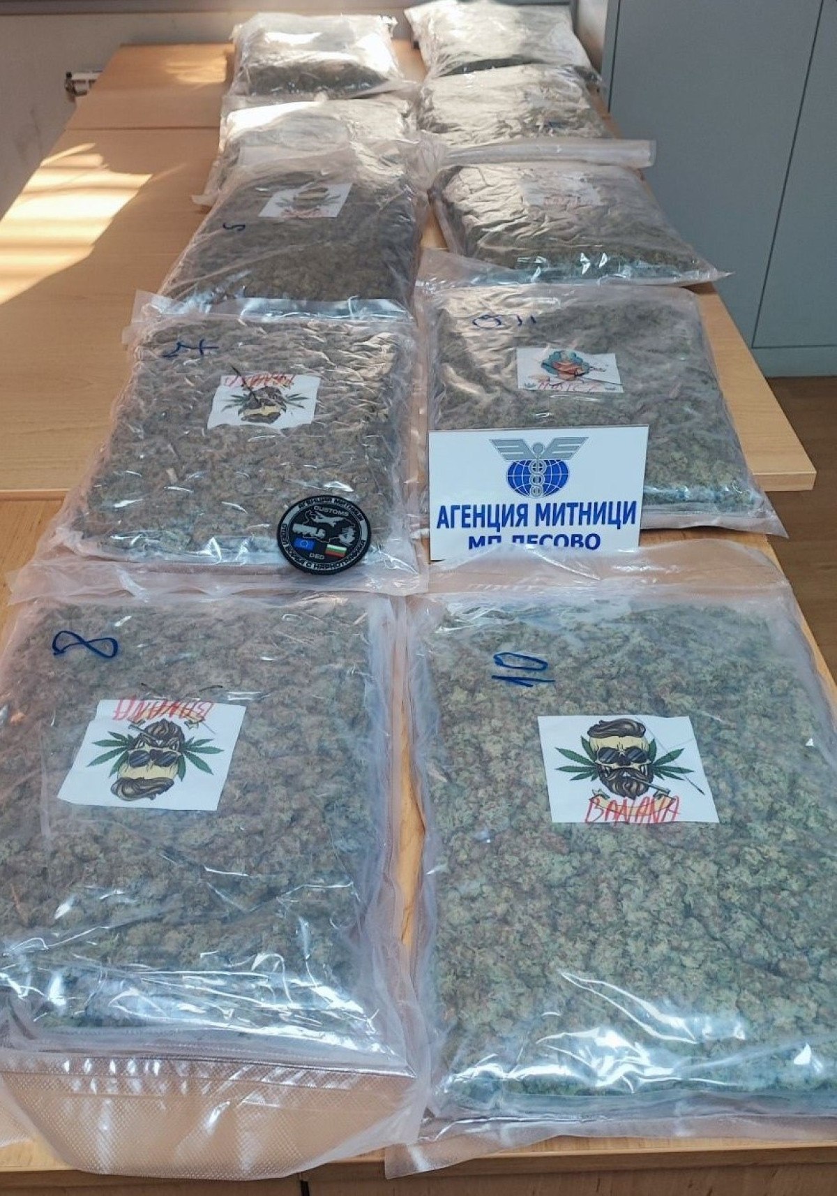 edirnede turkiyeye giris yapan aractan 11 kilo esrar cikti 0