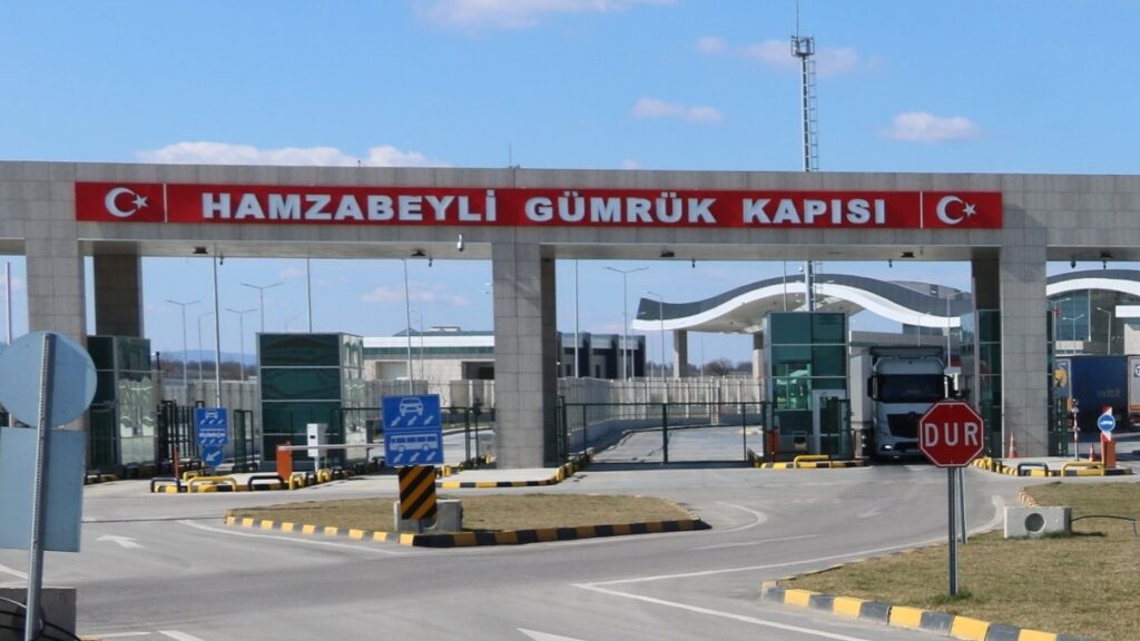 edirnede turkiyeye giris yapan aractan 11 kilo esrar cikti h9UxiQHG