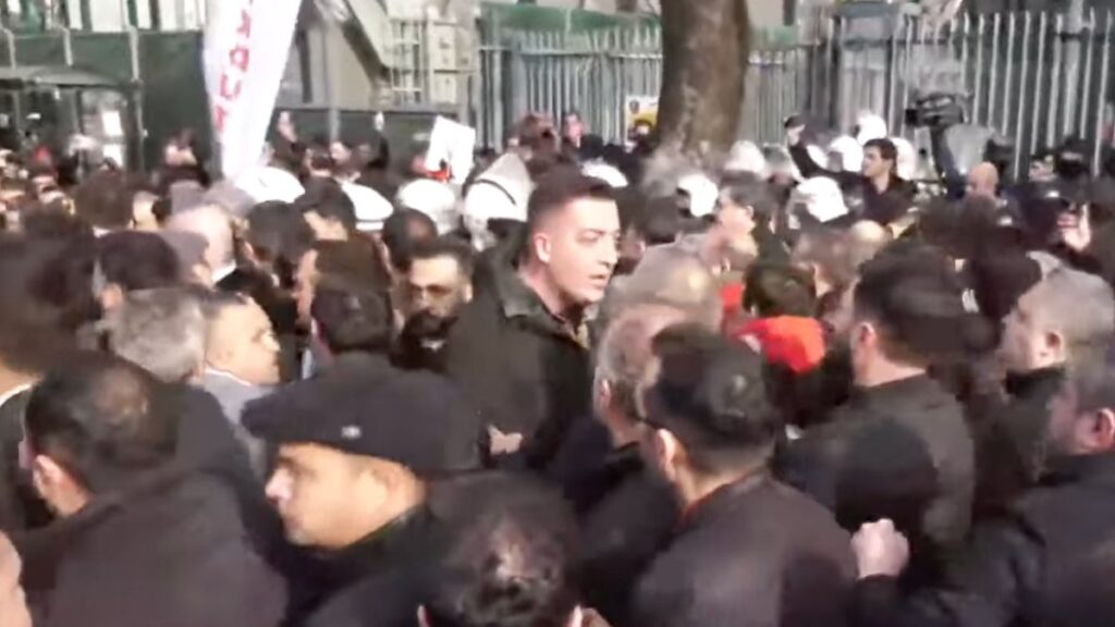 ekrem imamoglu adliyede ifade verirken chpli grup polise saldirdi bhLOEx71