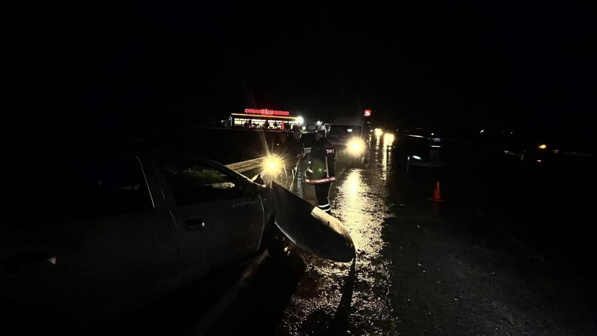 elazigda otomobil bariyere carpti 1i agir 4 yarali 0 vgw2KqWT