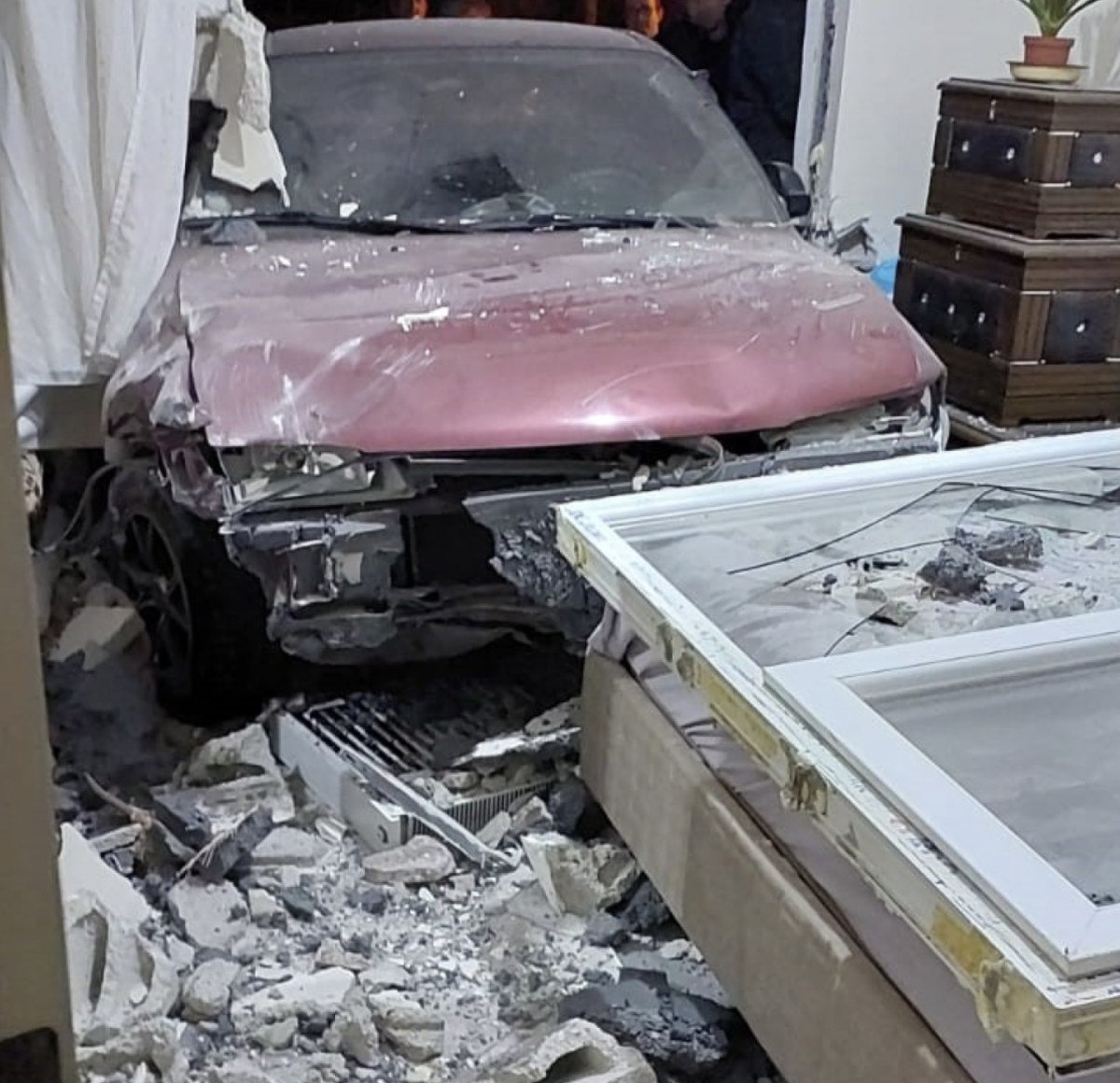 erzurumda fren yerine gaza basan surucu evin yatak odasina girdi 0