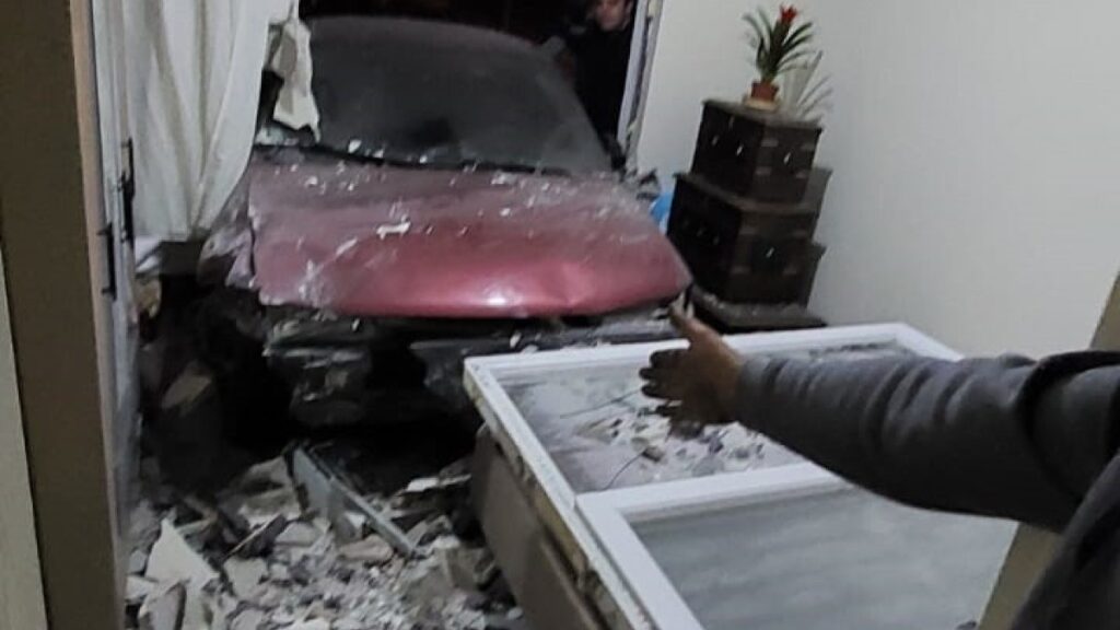 erzurumda fren yerine gaza basan surucu evin yatak odasina girdi q5afPmvI